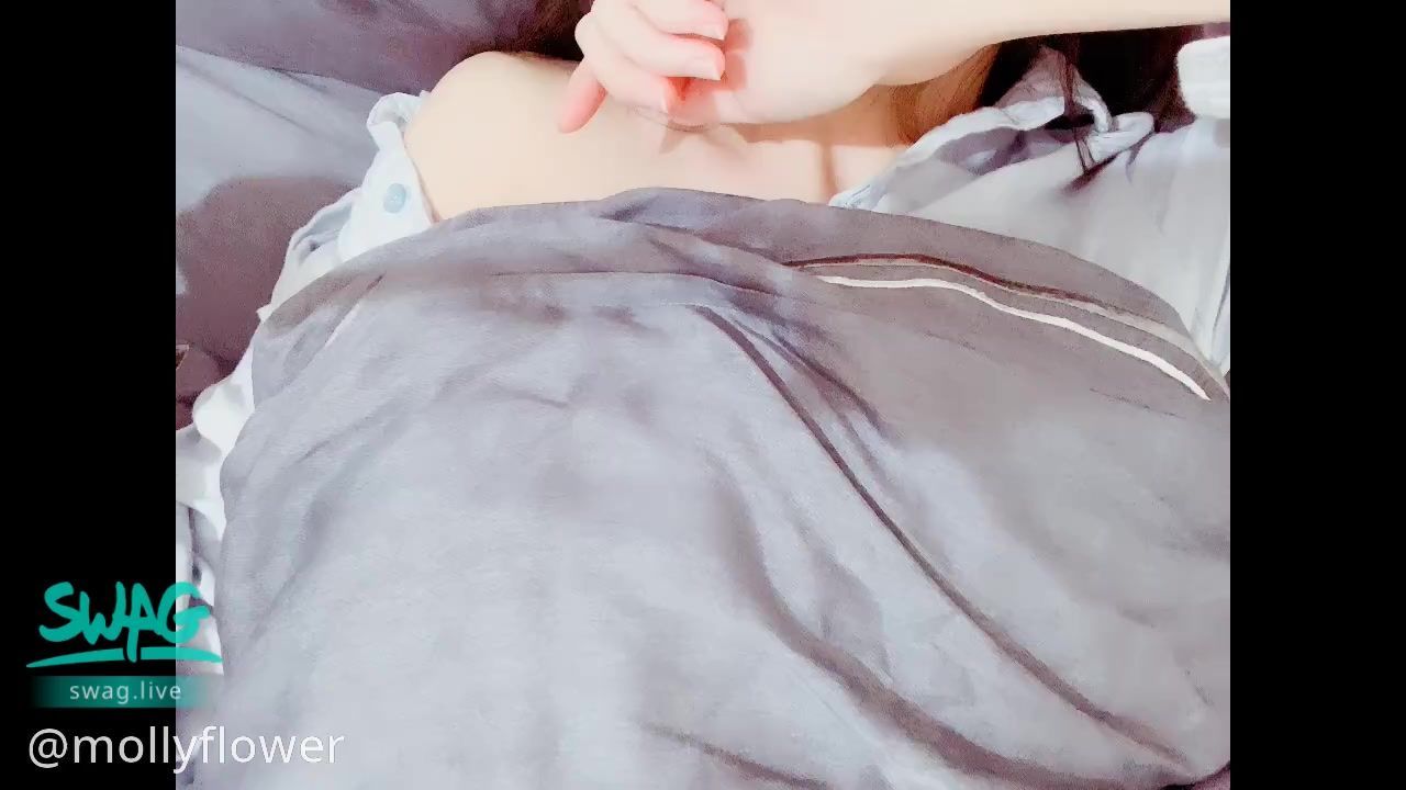 mollyflower : 如果我在你旁邊不想起床 
你也會這樣⋯勾引我嗎？

備註：
影片只有茉莉入鏡噢