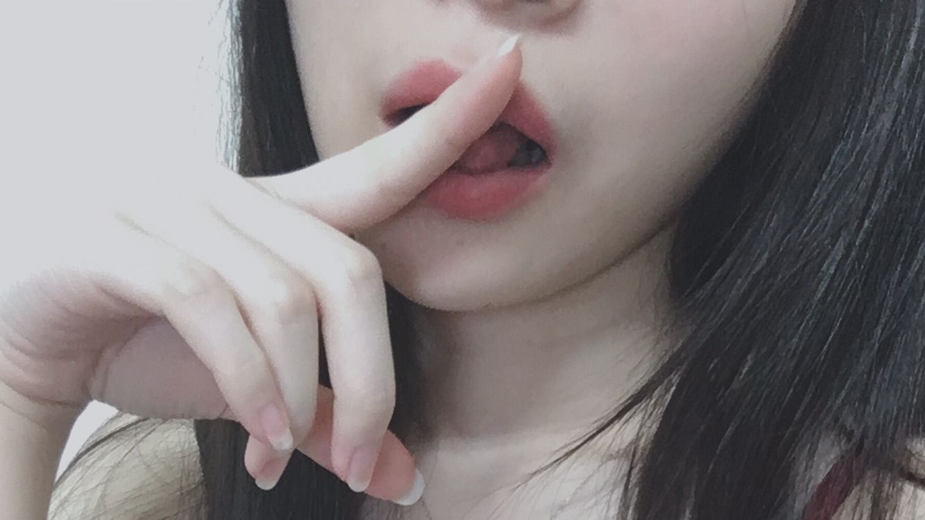 l*********e : 好熱喲⋯只好在家裡吹涼涼⋯涼著涼著就癢癢了...😣
一個人好孤單...

舌頭這樣動 哥哥有舒服嗎？
舒服的話⋯可不可以送給我一個🎁按摩棒🔥我回傳一部濕密影片😝讓你更舒服