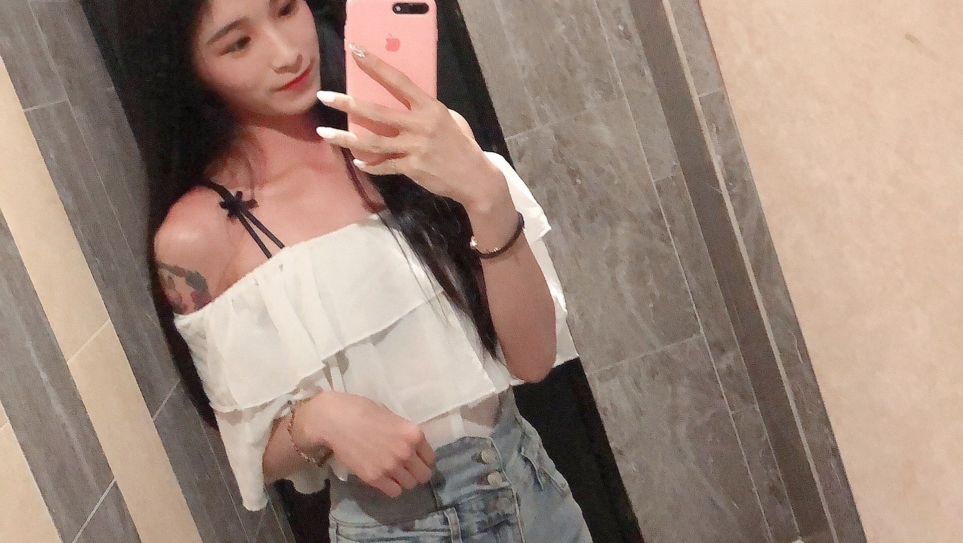 s*****a : 姐妹男友來拿東西 ❤️睡覺的我被插醒 還被內射了❤️