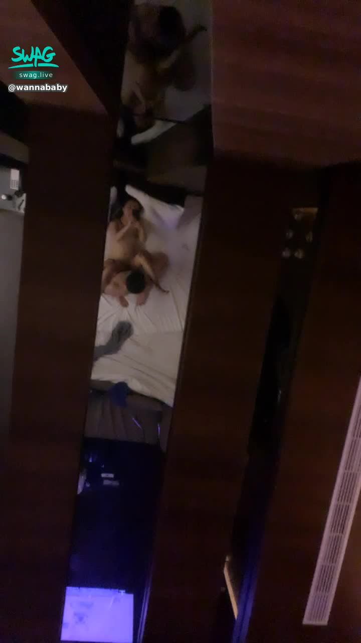 wannababy : 🔥主管夜🔥這實在太色了 上面居然還有鏡子反射著自己被幹的樣子⋯高潮不斷🔥插了又噴 噴了又插⚠️