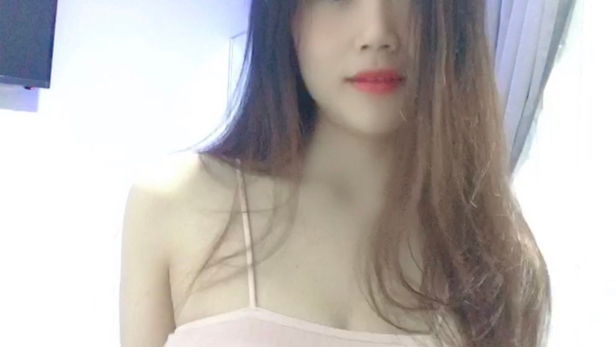 celinne : Pretty girl with a naughty tongue👅👄💦💦