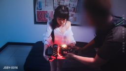 mumuq : 退休情報員布萊恩接到歹徒的電話『你的女友沐沐現在在我手上 如果想救她 你就一個人過來』 就在布萊恩整裝完成抵達現場後 才發現沐沐身上被歹徒綁上了“定時炸彈”感應器更連接到了沐沐的脈搏 需同時達成每分鐘心跳150下 聲音超過120分貝才可解除炸彈 在試了很多方法都無法解開後 沐沐提出要求『還是我們做愛吧...』眼看炸彈倒數15分鐘引爆....
#制服 #美腿 #美尻 #美乳 #JSBY