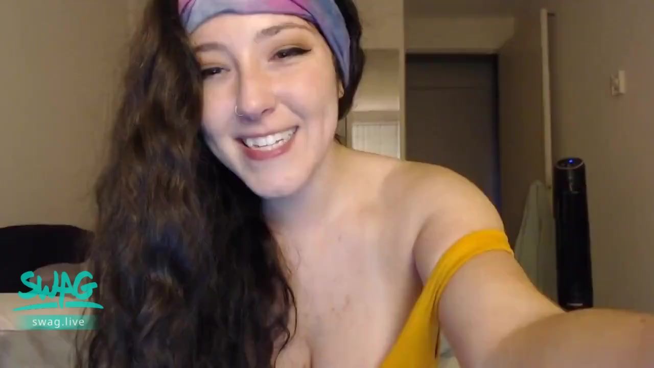 d*******e : Busty Girl Fucks Her Dildo