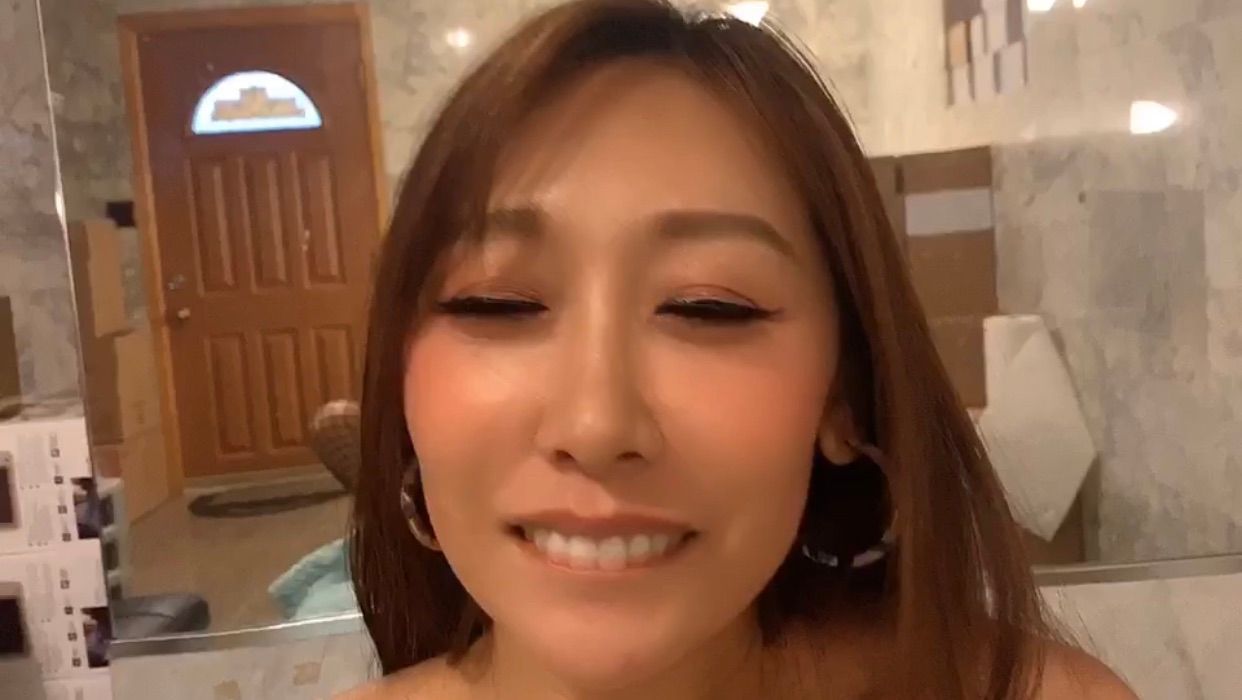 ninachi : 哥哥偷拍干妹妹，小穴肛门连续抽插没有停