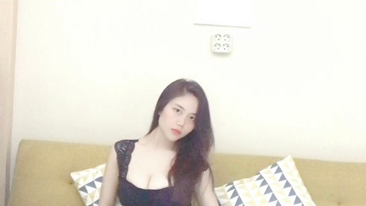  : Sexy girl with big breasts on the yellow chair💦
