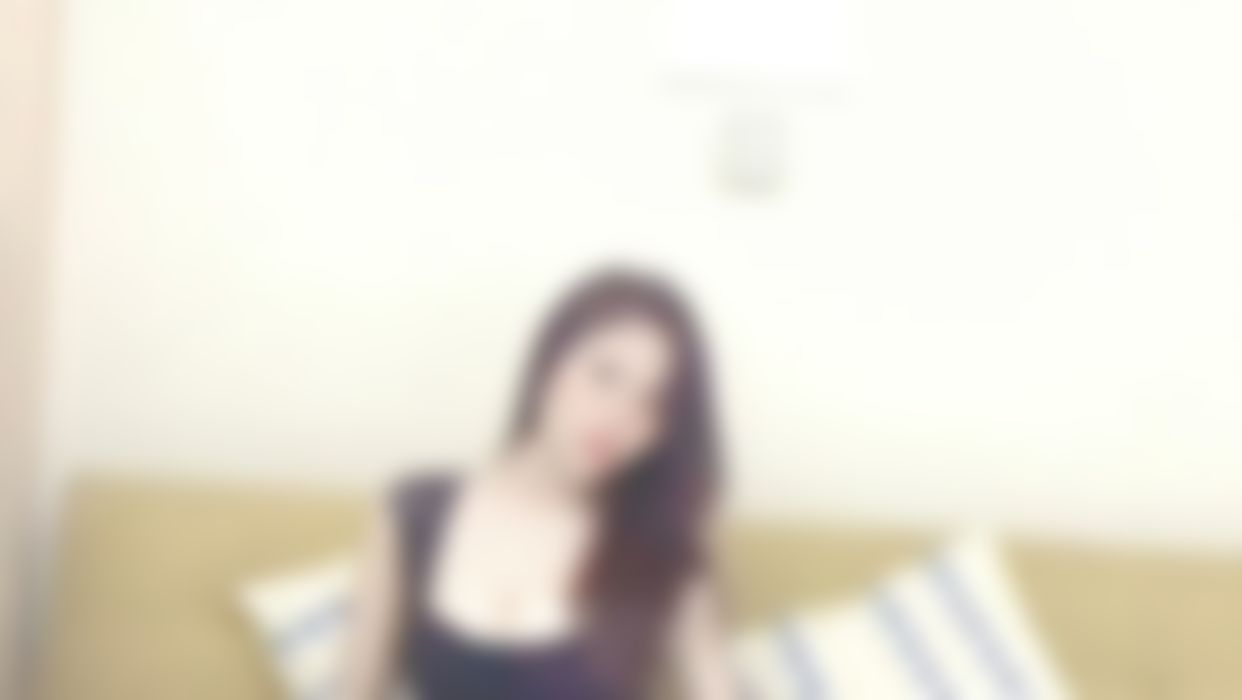  : Sexy girl with big breasts on the yellow chair💦