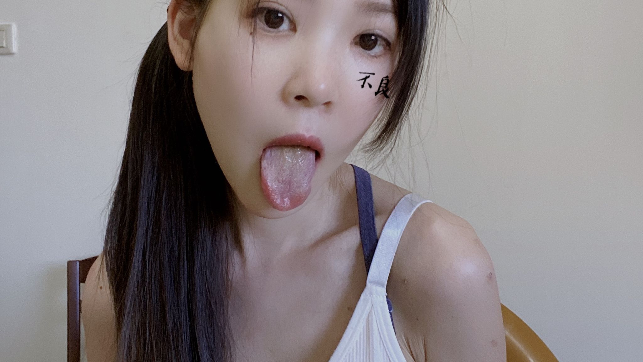 simonac : 哥哥們要看殘寶貝吃香蕉嗎，還是上繳的我最愛