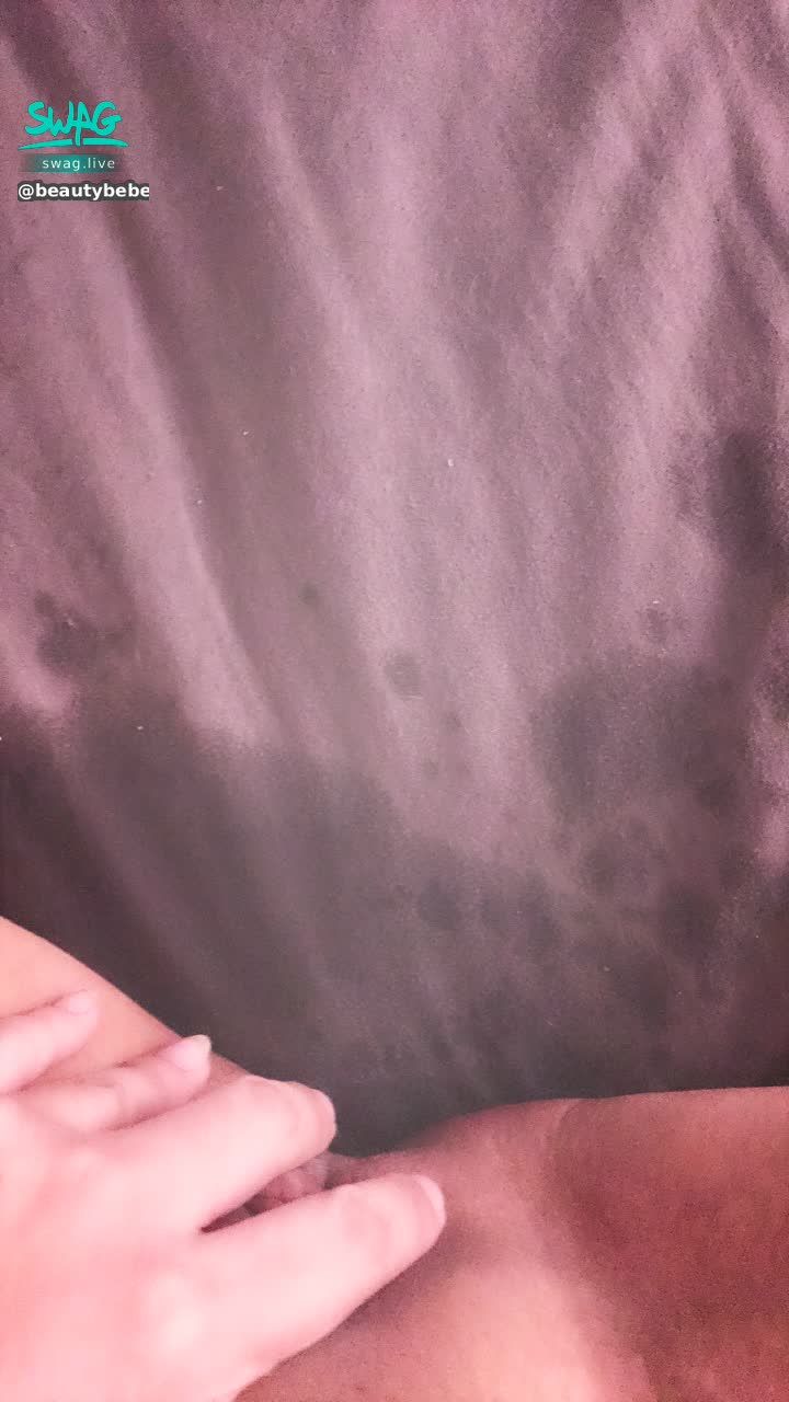 b********e : ⛔️掰開騷逼⛔️啊⋯⋯ 高潮到潮吹了⋯⋯深體都抖了❤