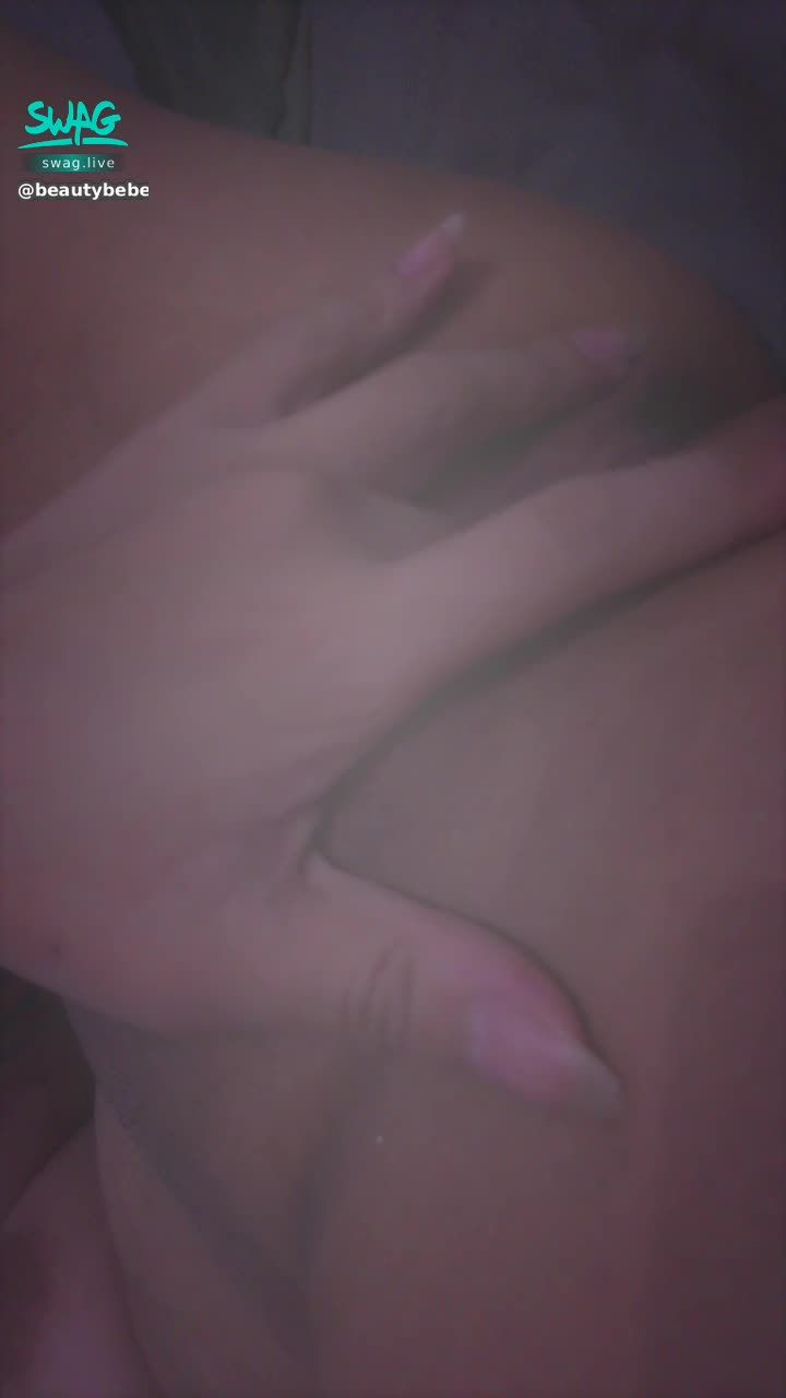 b********e : 這樣好爽喔哥哥⋯
被手指玩弄的小穴都是水聲💦