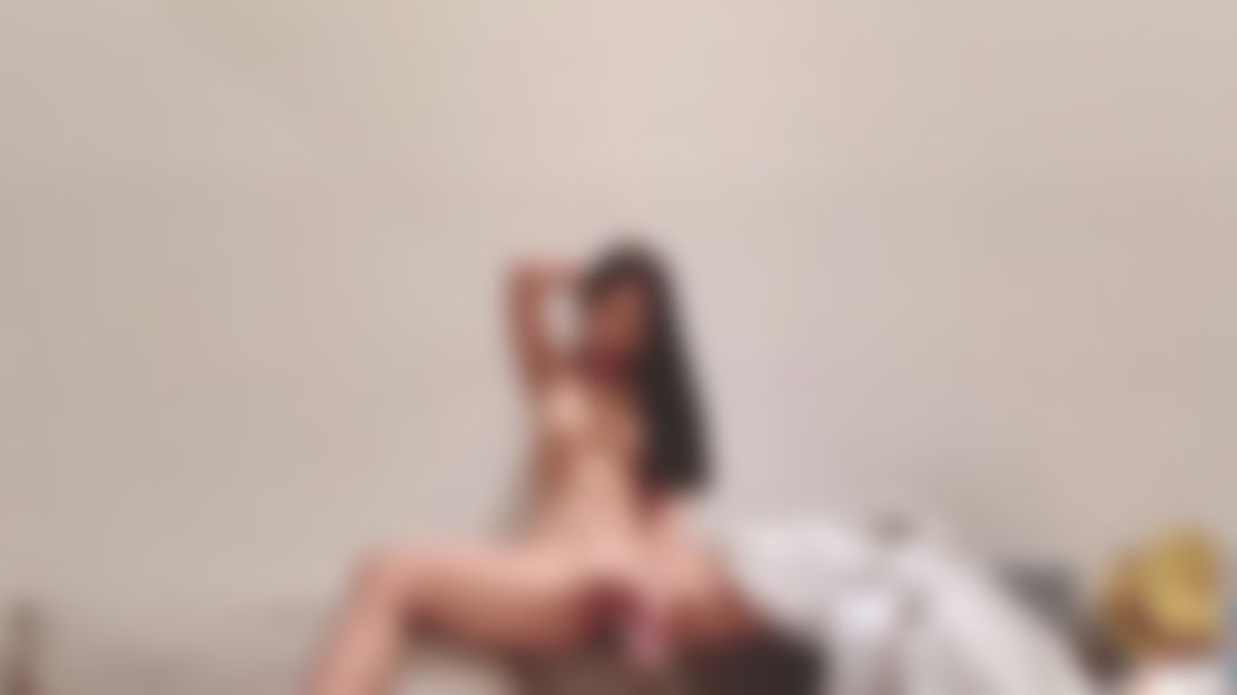 babyfeyy : sexy girl squirt all over the couch 💦💦🍆🍆