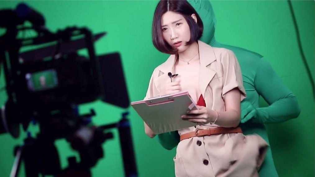 lierbaby : 編輯推薦：短髮俏麗的 SWAG 招牌女神，挑戰氣象主播甜美度破表，只是在播報途中，好像有莫名的力量在後面牽引，讓她越來越齁不住....

菜鳥氣象主播來實習囉！第一次這麼緊張...已經在家練習了好幾回，今天終於要上戰場了！💪🏻導播叫：「黎兒該妳了」。站到鏡頭前面整理好自己，導播：「5.4.3.2.1，Action」。前面介紹的很順，但不知道為什麼中途一直被掀開裙子....🤭菜鳥黎兒越播，聲音越淫蕩，臉也跟著...🤤 天啊...到後面菜鳥黎兒受不了了

#制服 #美尻 #美少女 #白虎 #口交 #中出 #角色扮演 #主播 #JSBY