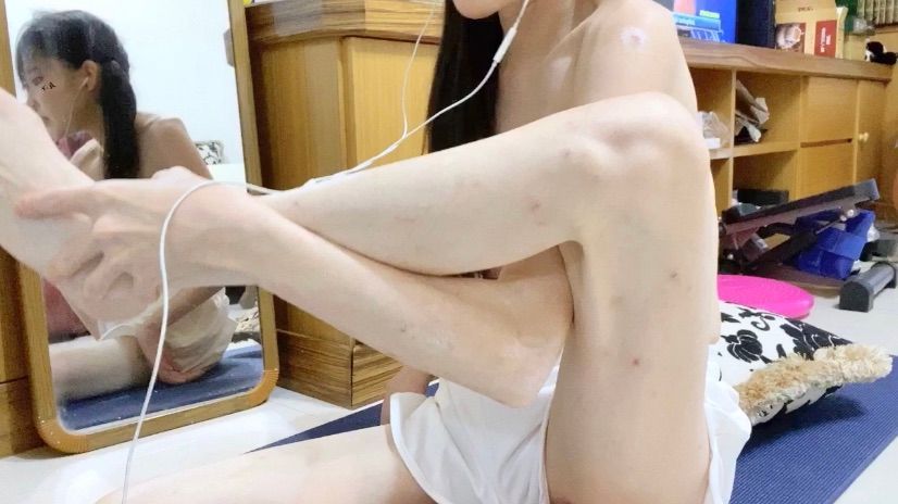 simonac : 標題：殘寶貝有時間都在家裡練劈腿，這樣哥哥可以床上亂凹 /Learning how to split in order to become more flexible in bed