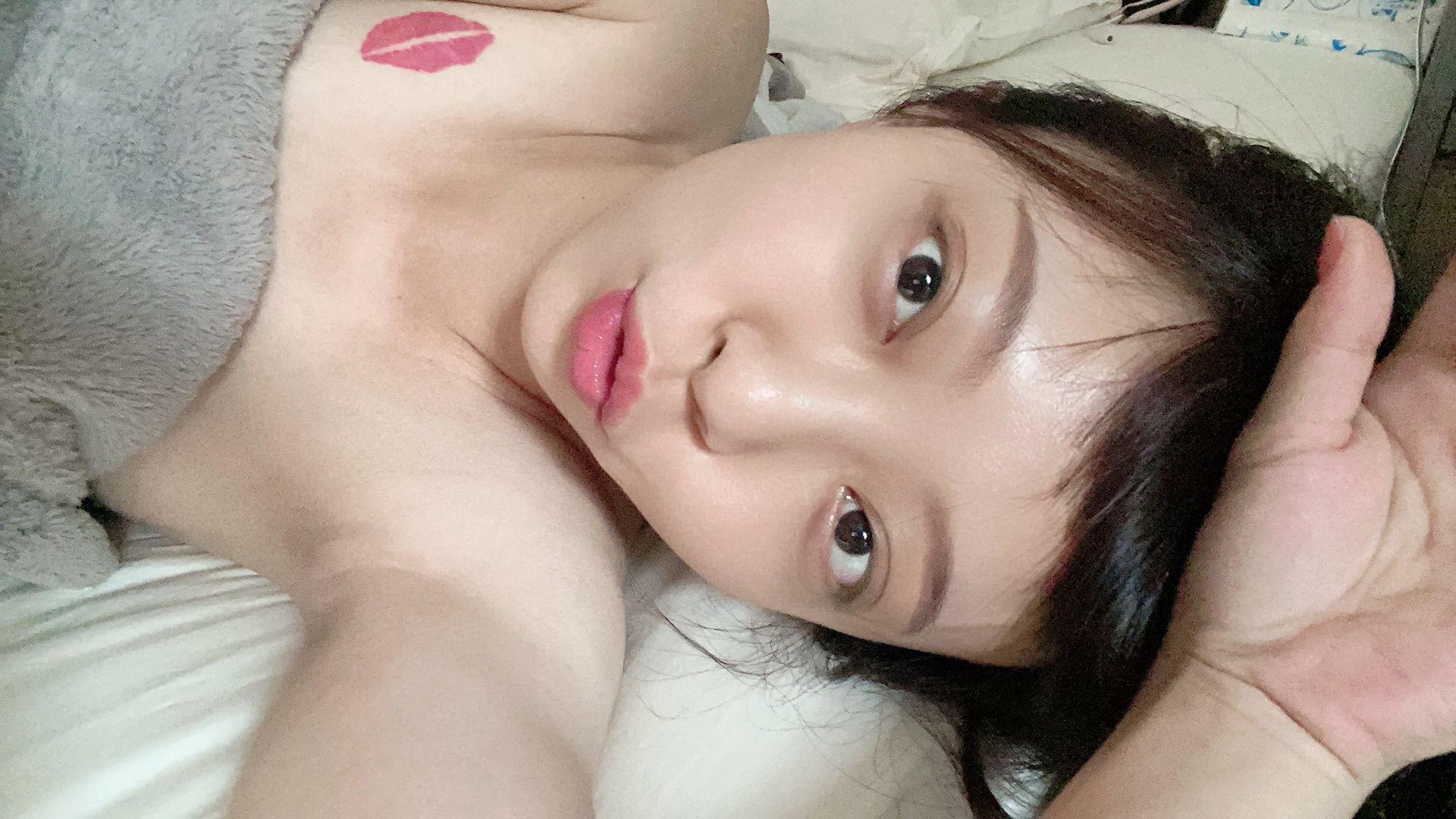 m********u : 越塗越深層⋯越來越下面⋯💋
其實塗乳液是種情趣，有你幫我就更好了🥰

更多貓貓影集在首頁網址～
點下去就對了😘