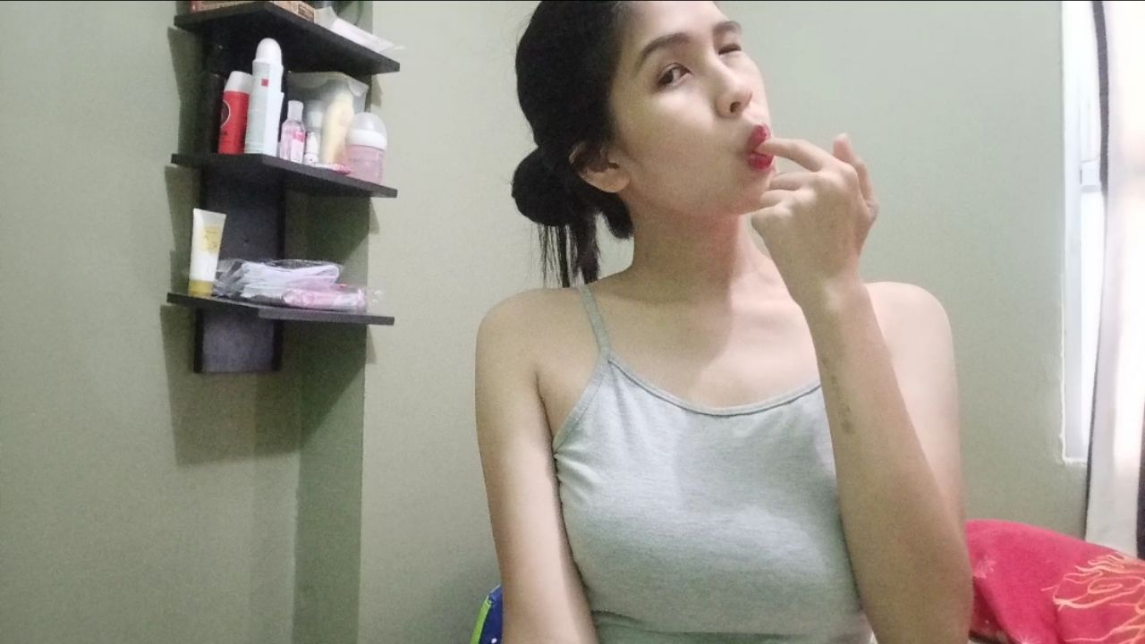 babyalicia : do you want to lick my tits daddyyy??🥰