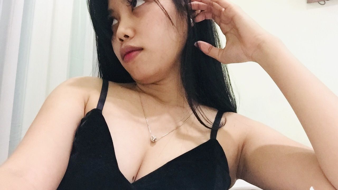 annatasya : Ahh im horny in my bathroom