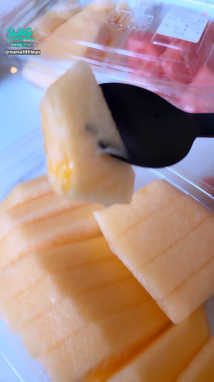 nanalittlepupy : 吃飯飯了嗎？
不可以忙到忘記吃飯飯喔
不然娜娜就不是插水果...
是。插。你。喔

嘻嘻
怕不怕！

怕就給我好好注意身體 知道了嗎😝