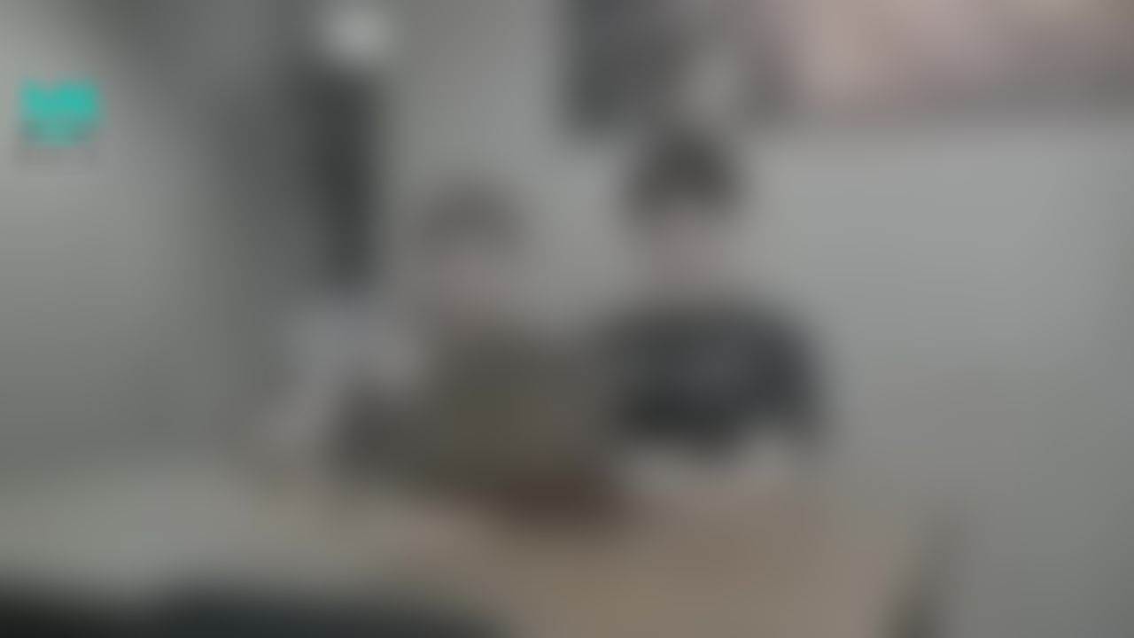atebabe : 老公帶了同事上來工作
我跟老公認識了很久的同事一起聊天
期間同事對我作出性暗示
我竟然在老公面前. . . 
做出這麼羞恥的行為

觀看後按讚追蹤  立即送你最新的淫蕩花絮
