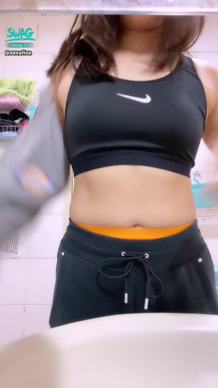 s******a : 運動完準備脫衣服洗澡囉