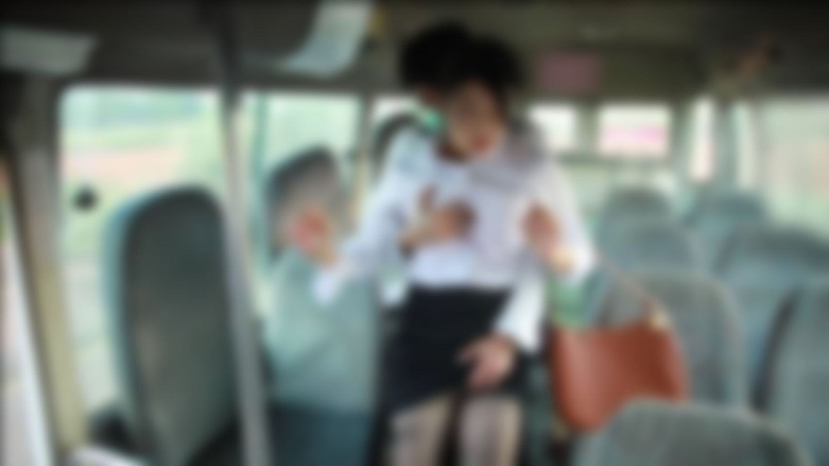 f*******e : @forcememe 首部SWAG AV真實處女作！

這天，美麗的理財專員，結束一天上班的辛勞，一如往常搭上交通工具準備回家，車上的司機仔細打量一番，這妹子清純可人，秀色可餐，按捺不住心中的慾望，載往無人之處，將她......