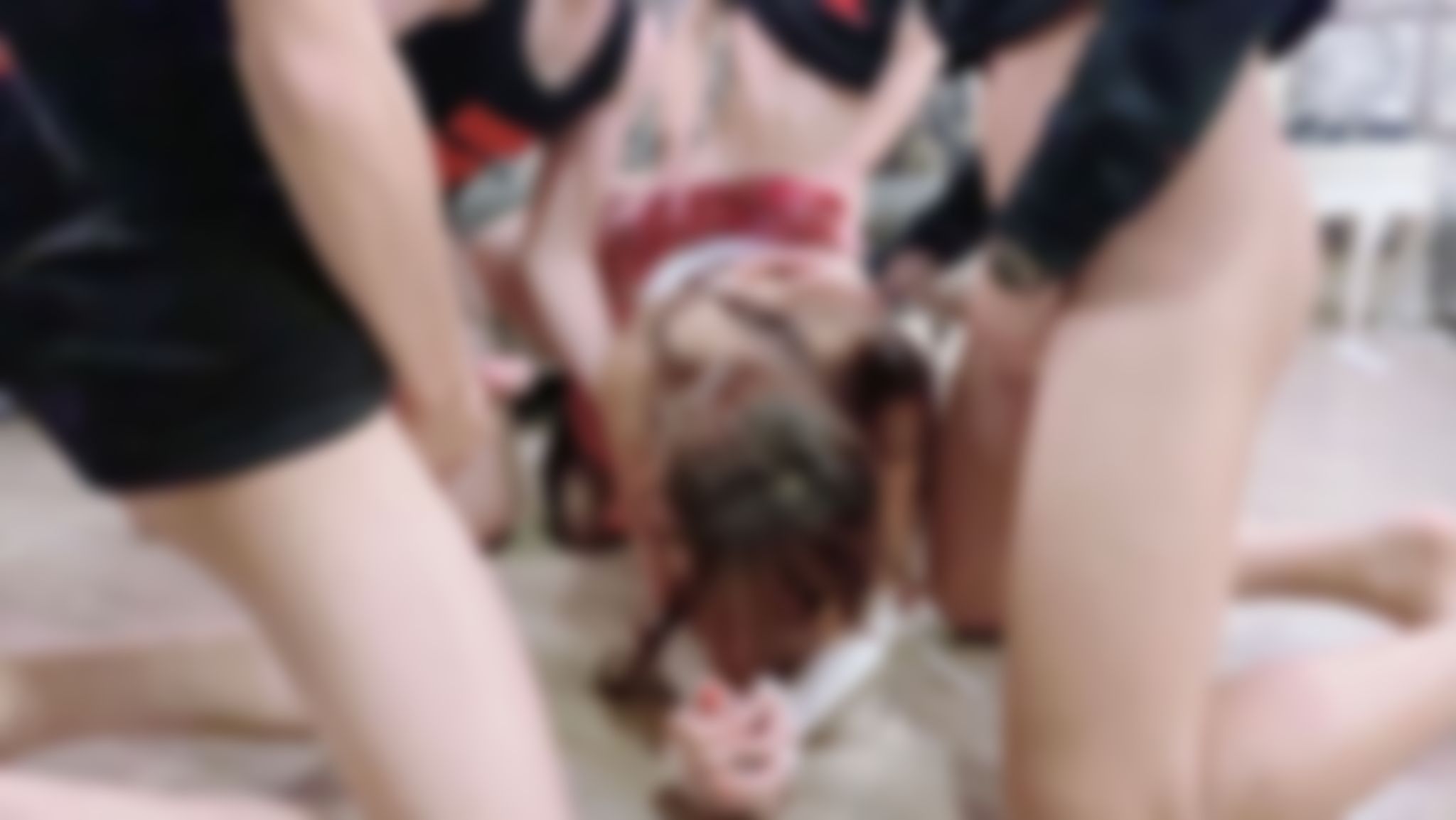 princessdolly : 今天被主人帶來一起當他兄弟們的洩慾性玩具❤️40分鐘的4男一女大亂交現場氣氛超淫蕩🔥🔥🔥娃娃一共被顏射了五次真的變成大家的精液肉便器了啊！！色情遊戲/大量淫語對話/多人輪番抽插/眾人使用肉穴飛機杯
這部真的超好看～～～娃娃本人大推必收藏‼️
劇情純屬虛構，劇中演員皆為成年合意演出