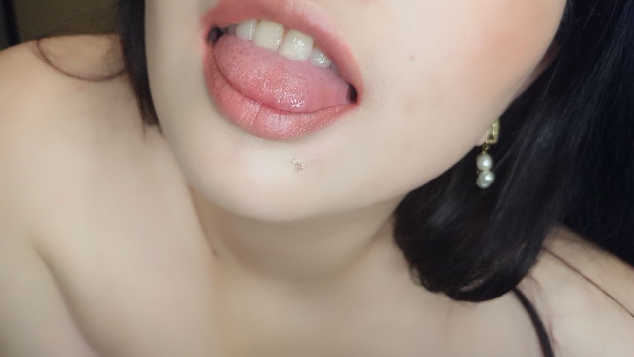 h******e : 💋小貓第一次脫下網衣💋玩弄胸部大奶H乳給你看👀