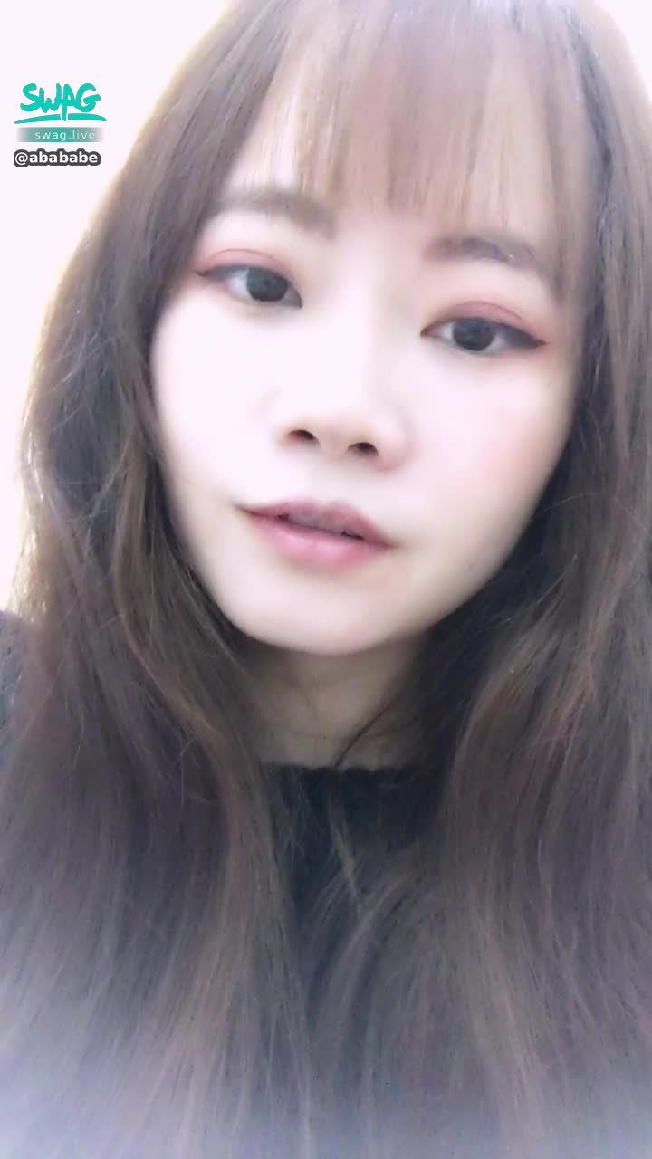a*****e : 剪頭毛，其實只有修瀏海啦🤣不知道這樣有沒有更萌一點呢？哥哥們喜歡aba的新造型嗎？快來跟我說唷❤️
