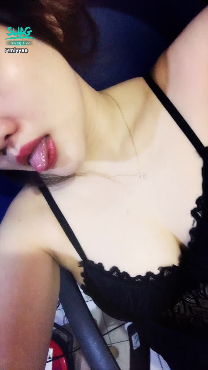 miyyaa : 舌吻👅👅👅好久没亲亲💋了 ❤️
