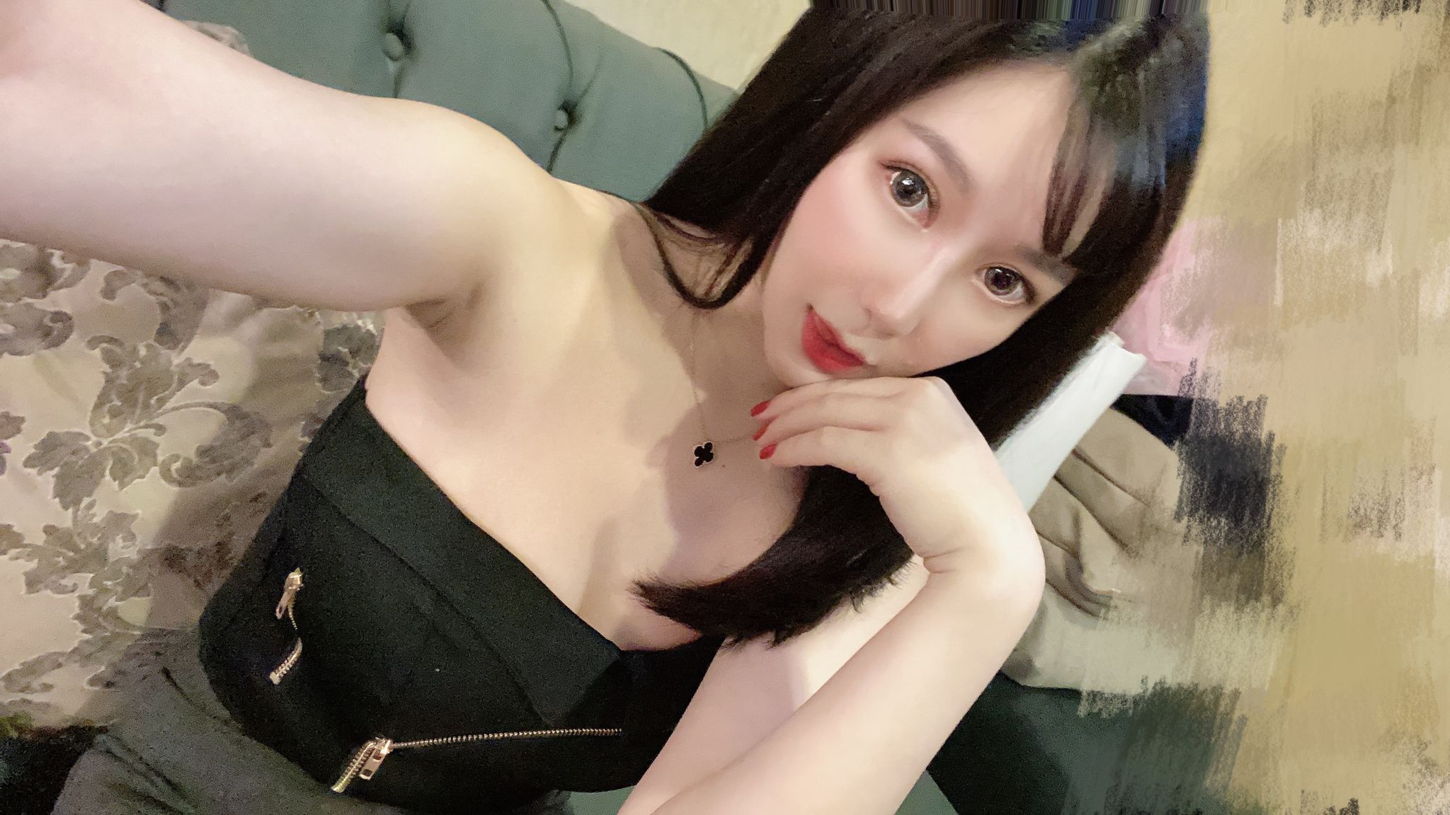  : 最喜歡哪一件⁉️記得私訊截圖給我再傳一部穿該件拍的私藏送你‼️