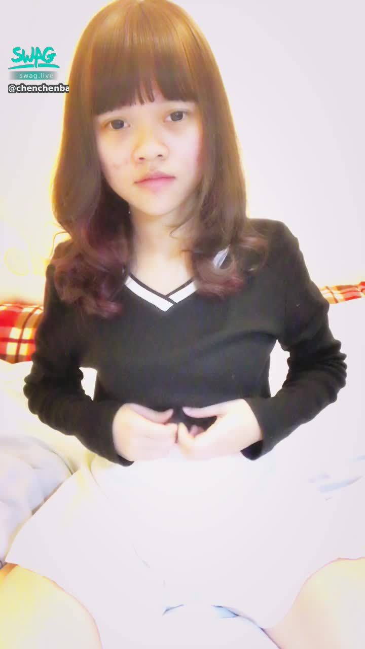 chenchenbao : 晨晨揉奶加上淫蕩表情😳哥哥還可以嗎❤️