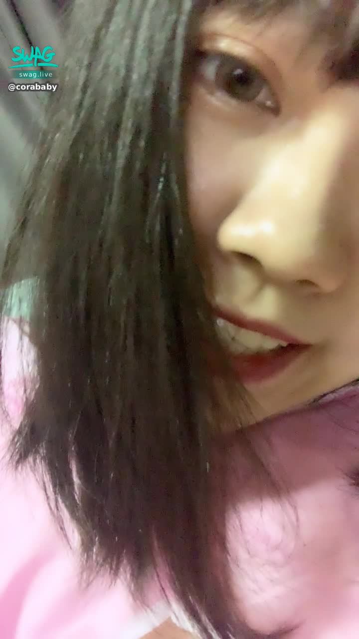 corababy : ❤️❤️謝謝大家剛剛有來看直播❤️❤️

我全場都在害羞是正常的嗎😳😳
各位寶寶上班加油💪🏻新的一年一起努力😘😘
讓Cora繼續陪伴你💓💓💓