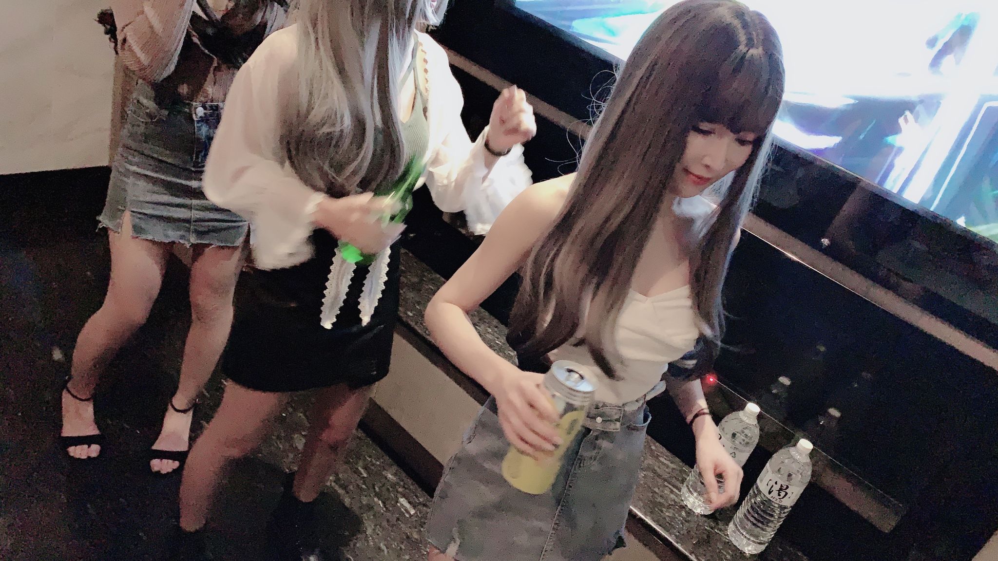 linlinbebe : 太壞了❗️KTV玩脫衣遊戲被抓到沒穿內褲直接帶走口爆💦