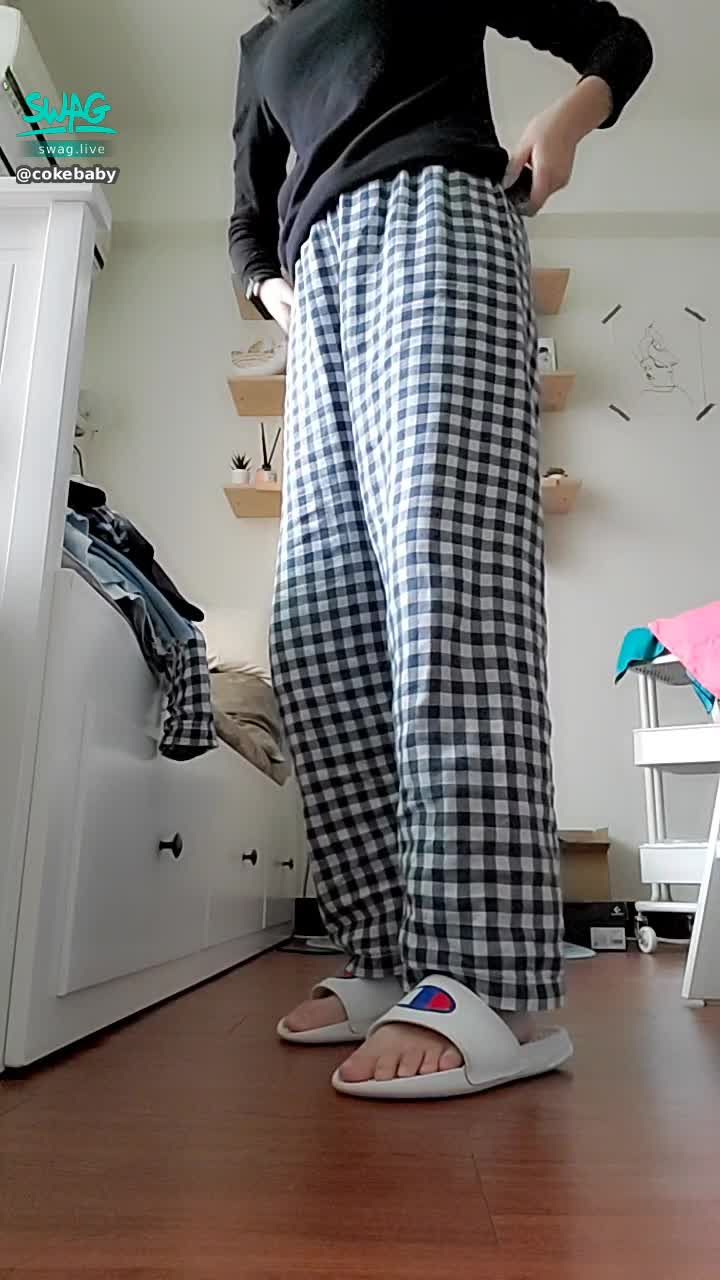  : 🤫 change clothes 🤫
bare legs 😚😚
Private message can see the sexy panties version 🤭🤭