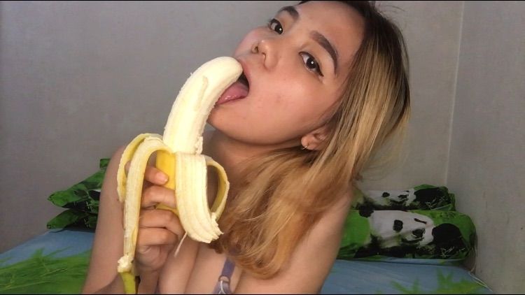 babysyii : eat banana like eat your dick✨🍌💦