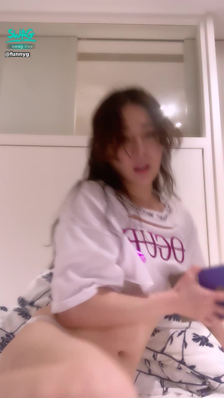 funnyg : 👩‍❤️‍💋‍👨她轉頭笑著罵我，接著炫耀她剛買的戰袍