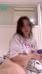funnyg : 👩❤️💋👨她轉頭笑著罵我,接著炫耀她剛買的戰袍
