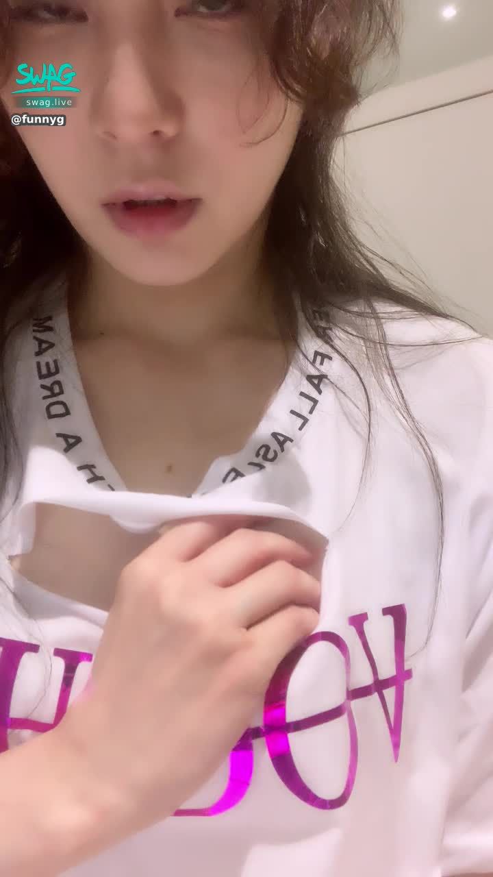 funnyg : 👩‍❤️‍💋‍👨手伸進她的內衣，沒想到她奶頭已經硬了