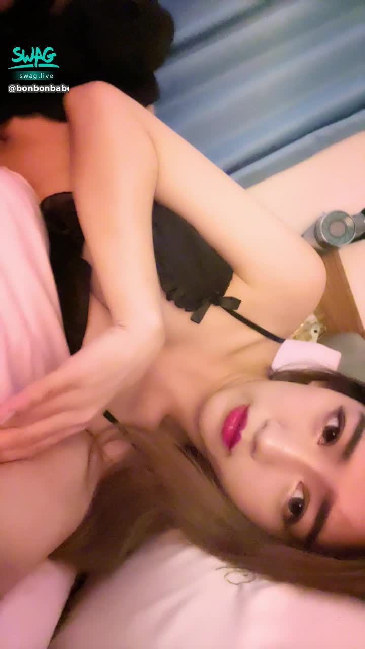 bonbonbabe : 露臉❤️側躺奶看起來超巨大🔥誘惑襪套輕輕挑逗🆘