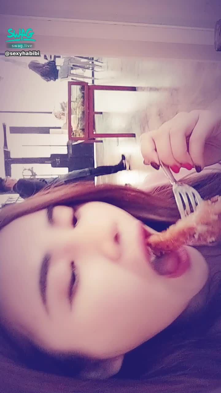 s********i : 好餓啊🥺🥺🥺🥺吃貨一枚❤️🤣昨天沒吃晚餐