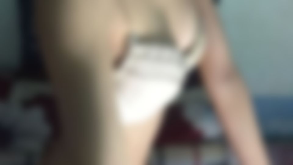 r*******y : hi baby, do you like to watch me shower?