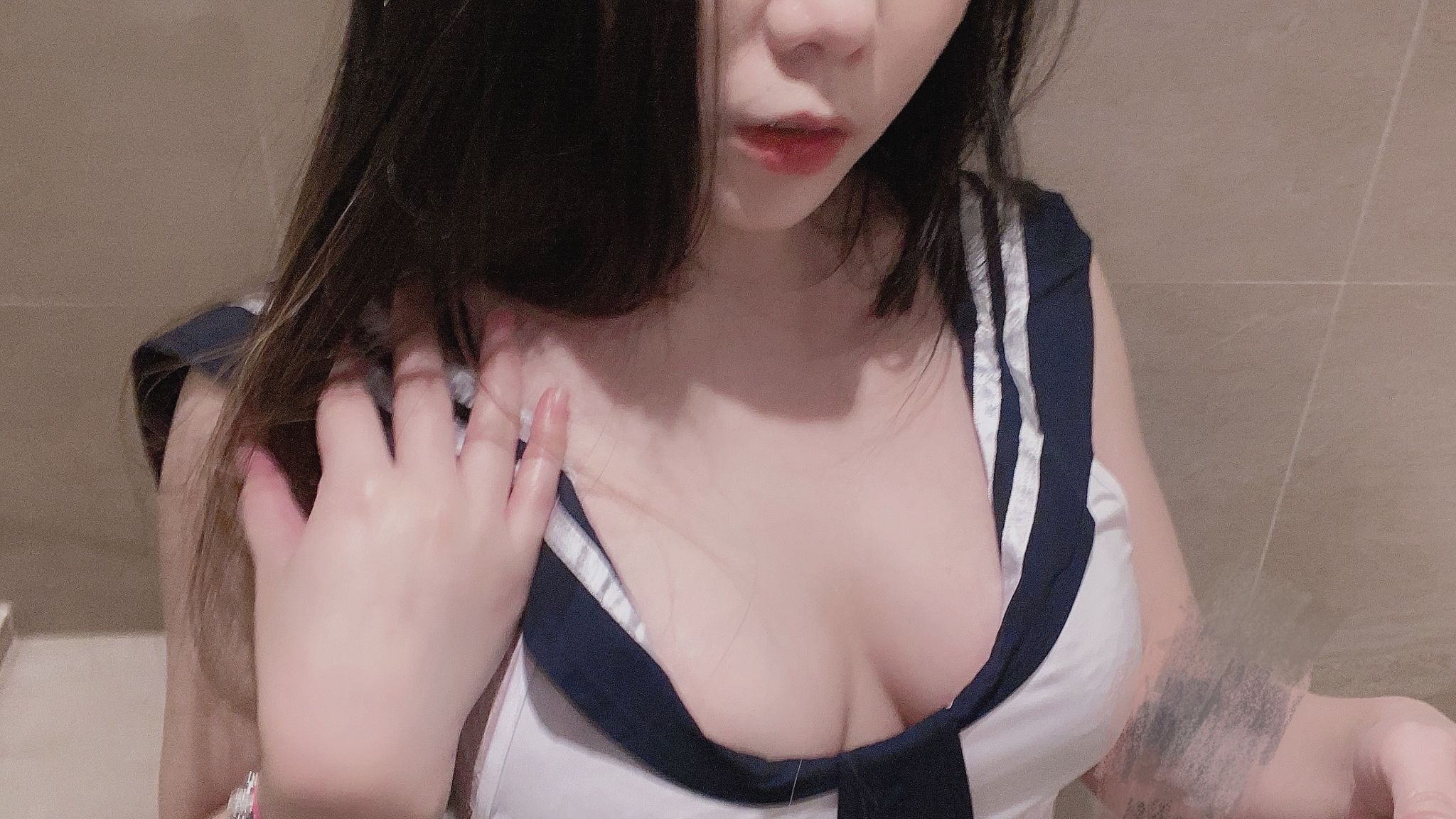 venusbebe : 妹妹的#慰慰小小小電影🎬，如果哥哥您還未看過的話切勿錯過喔～💋趕快追起來喔🙈
 
這次的#服裝 #主題 是清純卻淫蕩得很的高中學妹🙈分兩部分，現在您看的是第一部分～ 我將會扮成高中時期的學生妹妹來挑逗您，歡迎哥哥們來窺視這位淫賤學生妹妹躲在🚾裡面超級投入的慰慰過程，這麼壞的學生妹，就是要等大家來意淫她😛