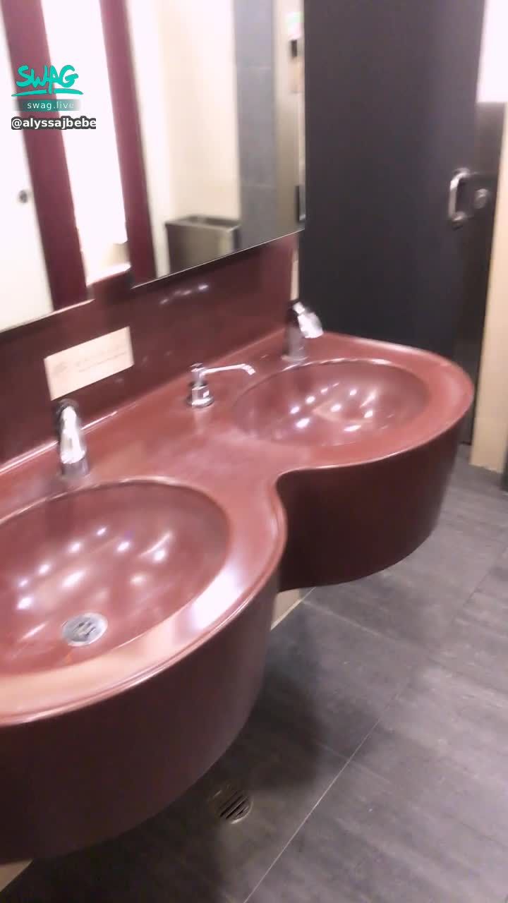 alyssajbebe : 居然沒人在 只有一個人用廁所🚽