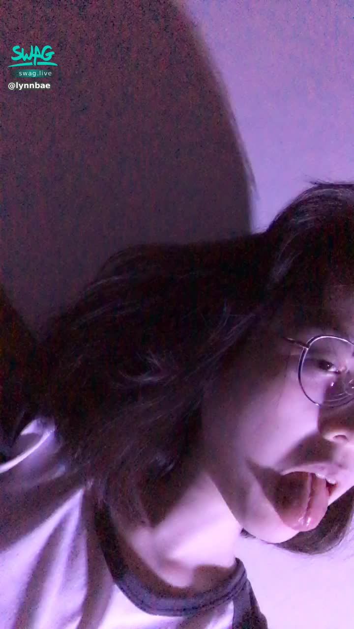 lynnbae : 和不熟的朋友在⋯👅
