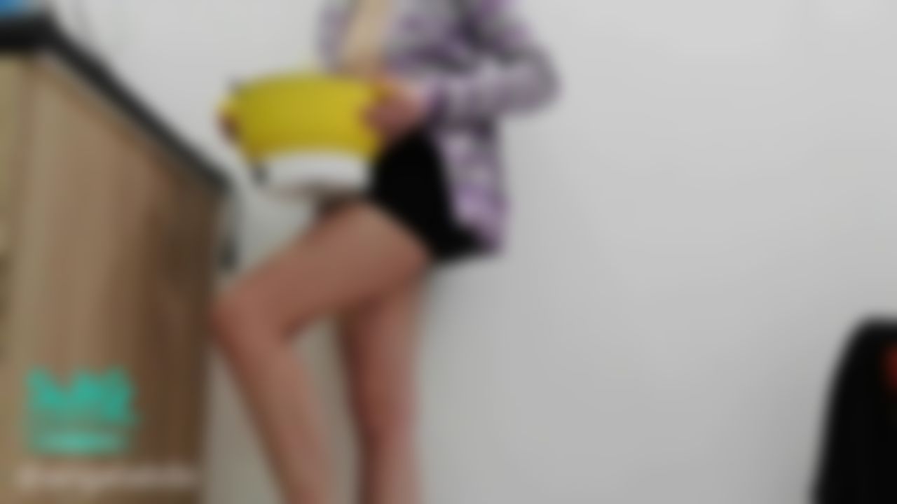 a********i : 弟弟害羞的不敢直视，姐姐大尺度的让弟弟看看姐姐是怎样插入😘