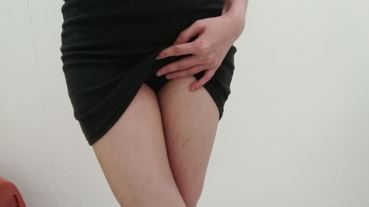 a********i : 脚足控 *必解* 比比穿着高跟鞋诱惑 *高潮后 再用脚玩*