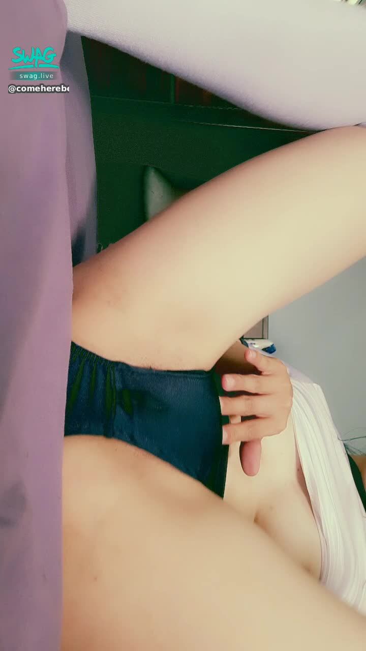 c**********e : 才吸一下棒棒……我的褲褲就濕濕了💦💦💦💦
你看你看我的穴穴在吸吐吸吐的
