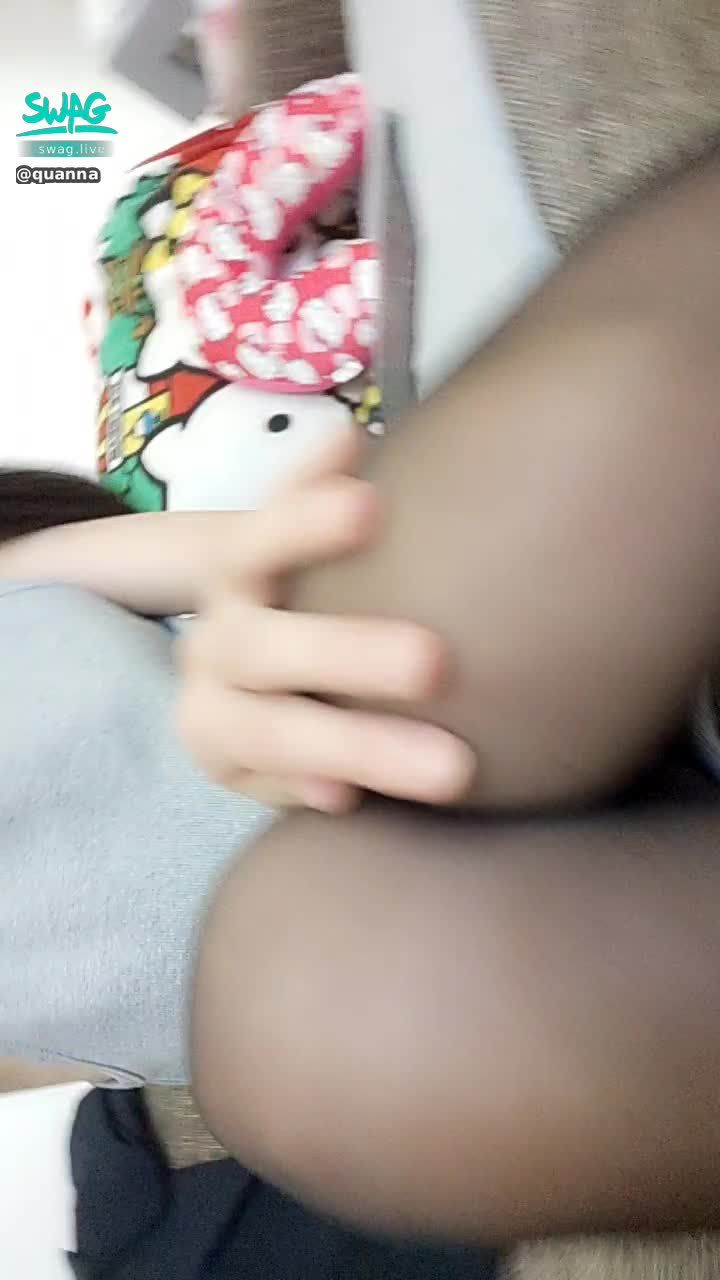 quanna : 這黑絲美腿根本極品...裡面還沒有穿小褲褲啦🙈🙈🙈