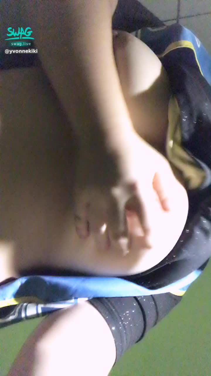 y********i : 補習班廁所露奶露臉給你看😘😘