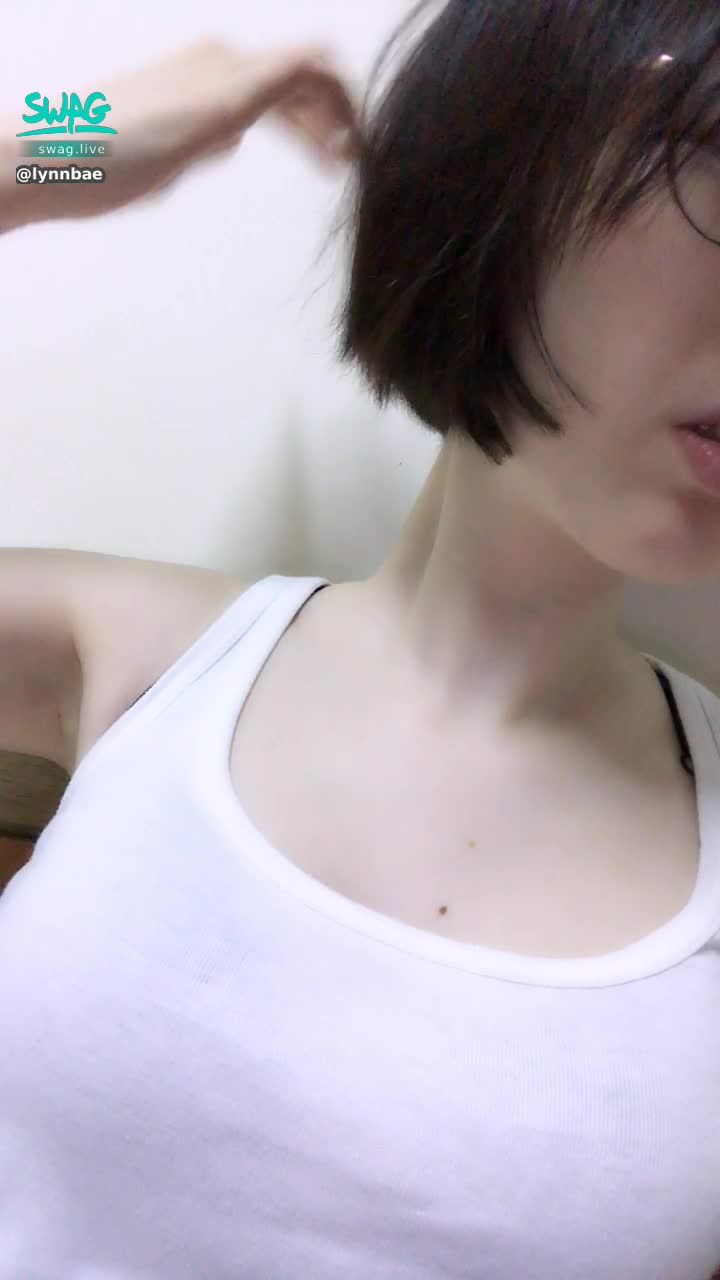 lynnbae : 我是個比日落還溫柔的女孩子 別逼我動手扇妳👋🏻 手很癢衷粉懂的🙌🏻