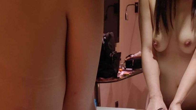 v**********s : 嗯嗯
寂寞空虛的小姐姐
慾求不滿怎麼辦？
讓我們繼續看下去⋯⋯