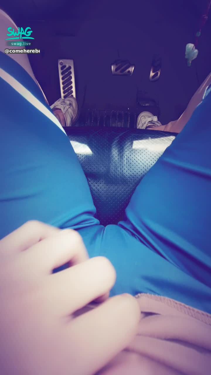 c**********e : 褲子緊緊…駱駝蹄好明顯，停下摸一摸也是可以！😳